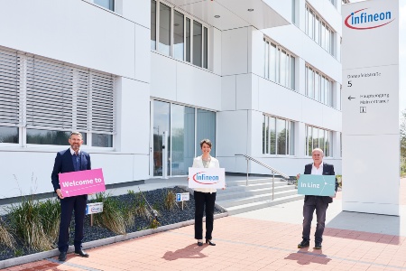 From left: Manfred Ruhmer, Managing Director Infineon Technologies Linz GmbH & CO KG, Sabine Herlitschka, Chief Executive Officer Infineon Technologies Austria AG, Harald Kainmüller, Chairman of the Works Council at the Linz site