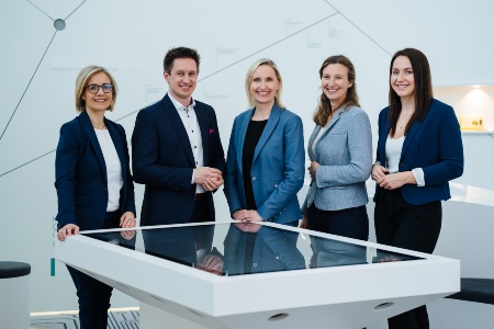 Communications team of Infineon Austria (f.l.t.r.): Birgit Rader-Brunner, Joachim Hohenwarter, Alexandra Wachschütz, Katharina Roll und Christina Zeber