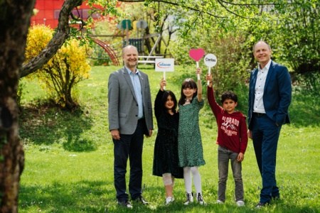 Stefan Rohringer (links), Leiter des Infineon Entwicklungszentrums Graz, und Oliver Heinrich, Finanzvorstand Infineon Technologies Austria, besuchten die Kinder beim Spielen im Garten.