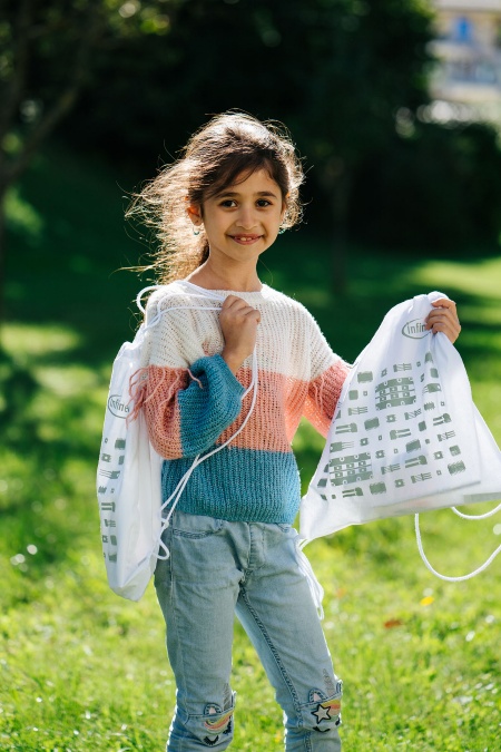 The Infineon chip bags are filled with school supplies and can be used as gym bags. © Infineon Austria