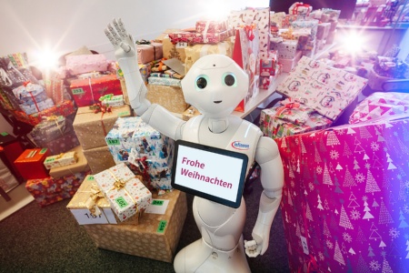 Roboter "Pepper" hat alle Hände voll zu tun, damit die 500 Weihnachtsgeschenke der Infineon Mitarbeiter*innen rechtzeitig bei den Kindern und Jugendlichen ankommen.