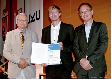 Award ceremony from left to right: Dean of the Faculty of Engineering and Natural Sciences o.Univ.-Prof. Dr. Kurt Schlacher, award winner Michael Gerstmair as well as Burkhard Neurauter (both Infineon) ©JKU/Hamm
