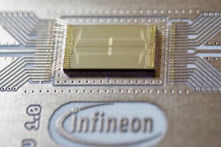 Prototyp eines Ionenfallen-Chips für Quantencomputer entwickelt und gefertigt am Infineon Standort Villach.
