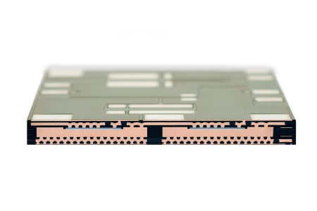 Beim Chip-Embedding werden die Leistungs-MOSFETs nicht wie bisher auf Platinen gelötet, sondern in diese integriert. Dies ermöglicht eine deutlich höhere Leistungsdichte sowie noch zuverlässigere Systeme.