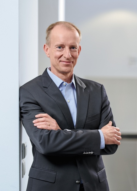 Albrecht Neumann, CEO of Rolling Stock at Siemens Mobility: “Our vehicles should not only offer the highest level of passenger comfort but also enable our customers to operate them sustainably over the entire product life cycle. Energy-efficient on-board train power systems can make a major contribution to economical and environmentally-friendly train operations.”