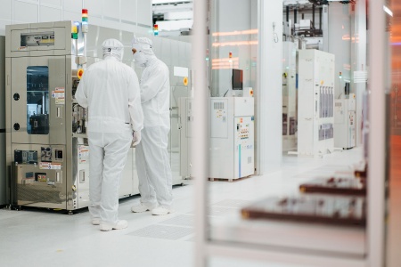 Einblick in den Reinraum der neuen High-Tech-Chipfabrik von Infineon in Villach, Österreich