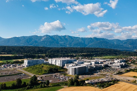 The Infineon site in Villach, Austria, with the new high-tech chip factory