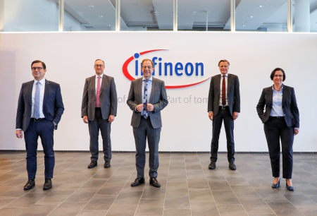 Infineon Vorstand auf der Jahrespressekonferenz (v.l.n.r.) : Dr. Sven Schneider (CFO), Dr. Helmut Gassel (CMO), Dr. Reinhard Ploss (CEO), Jochen Hanebeck (COO), Constanze Hufenbecher (CDTO)