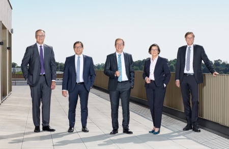 Infineon Vorstand (v.l.n.r.) : Dr. Helmut Gassel (CMO), Dr. Sven Schneider (CFO), Dr. Reinhard Ploss (CEO), Constanze Hufenbecher (CDTO), Jochen Hanebeck (COO)