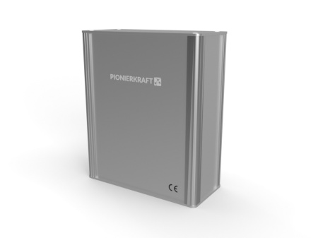 Unterschiedliche Bauteile von Infineon ermöglichen die innovative Hardware- und Service-Plattform von PIONIERKRAFT. Hierzu gehören der diskrete CoolSiC™ MOSFET IMBG120R030M1H im oberflächenmontierbaren D2PAK-7L-Gehäuse sowie der EiceDRIVER™ Compact Gate-Treiber 1ED3122MU12H. Durch das Zusammenspiel leistet das PIONIERKRAFTwerk eine effiziente und bidirektionale Energieübertragung. Damit kann Energie mit einer Leistung bis zu 2000 W zwischen den Haushalten übertragen werden.