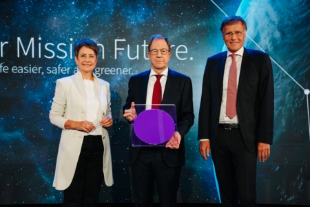 "Ready for Mission Future" - Infineon Austria CEO Sabine Herlitschka, Infineon CEO Reinhard Ploss and and Jochen Hanebeck, Member of the Infineon Management Board and COO (left to right).
