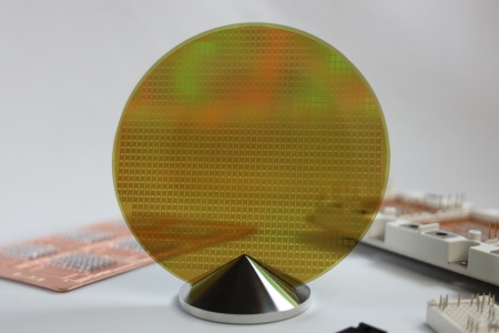 Infineon Technologies has concluded a supply contract with the Japanese wafer manufacturer Showa Denko K.K. for an extensive range of SiC material including epitaxy.