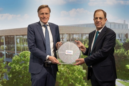 Jochen Hanebeck (member of the Executive Board and Chief Operations Officer) will take over from Dr. Reinhard Ploss (r.) as CEO effective April 1, 2022