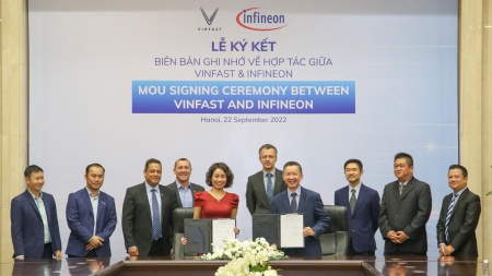 Infineon and VinFast extend partnership in the field of electromobility. Mdm. Thuy Le, Global CEO of VinFast (fifth from left) and  Mr. Kenneth Lim, Head of Automotive, Asia Pacific at Infineon (sixth from left) signed the Memorandum of Understanding (MoU) in Hanoi on 22 September 2022 as the prelude to the announcement made on occasion of OktoberTech™ Asia Pacific.
