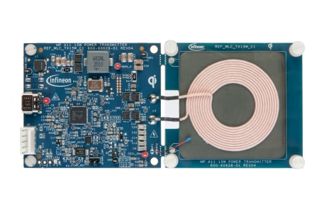 Beim WLC1115 von Infineon handelt es sich um einen hochintegrierten, Qi-kompatiblen und vollständig konfigurierbaren 15-W-Transmitter-Controller-IC für kabellose Ladelösungen. Er enthält eine USB-PD/PPS-Senke, einen DC/DC-Controller, Gate-Treiber für DC/DC, einen Vollbrücken-Inverter, Sensorperipherie sowie einen konfigurierbaren Flash-Speicher. Der WLC1115 unterstützt einen weiten Eingangsspannungsbereich von 4,5 V bis 24 V, Mehrwegspannung und strombasierte ASK-Demodulation. Darüber hinaus verfügt der Controller über einen integrierten, programmierbaren High-Side Current-Sense-Verstärker und eine adaptive Fremdkörpererkennung.