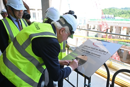 Frank-Walter Steinmeier, Bundespräsident der Bundesrepublik Deutschland, signiert Infineon-Wafer beim Besuch des im Bau befindlichen  Wafer-Fabrik-Moduls Kulim 3.