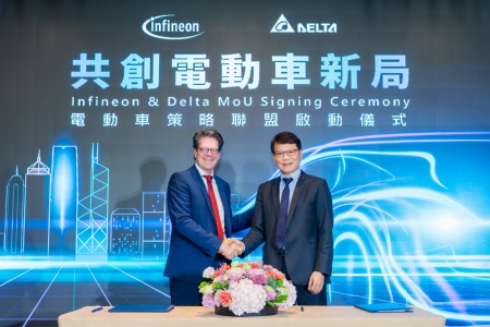 Peter Schiefer (Präsident der Infineon Automotive Division), James Tang (Corporate Vice President von Delta Electronics (von links nach rechts)