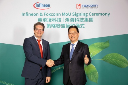 Peter Schiefer (President of the Infineon Automotive Division), Jun Seki (Foxconn’s Chief Strategy Officer for EVs) (from left to right)