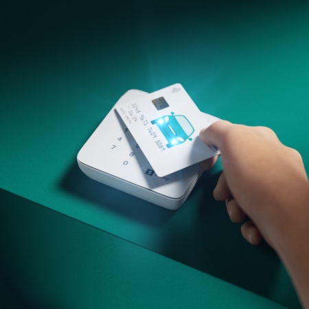 SECORA™ Pay支付安全解决方案用LED“点亮”支付卡，提升非接触式支付体验