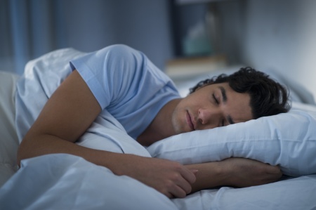 Der XENSIV Sleep Quality Service von Infineon erkennt automatisch den natürlichen Schlafrhythmus eines Menschen und hilft dabei, die Schlafqualität zu verbessern.
