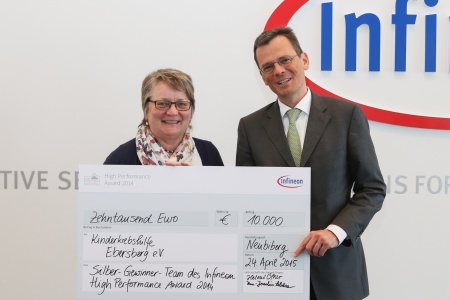 Infineons Finanzvorstand Dominik Asam übergibt im Namen der Infineon-Beschäftigten insgesamt 10.000 Euro an Helga Bogensperger von der Kinderkrebshilfe Ebersberg.