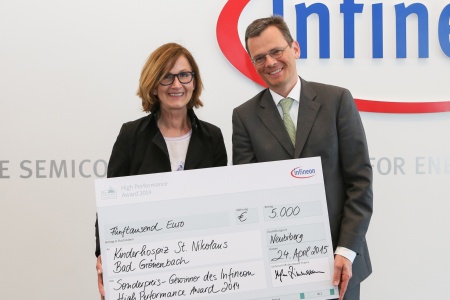 Infineons Finanzvorstand Dominik Asam übergibt im Namen der Infineon-Beschäftigten insgesamt 5.000 Euro an Brigitte Waltl-Jensen vom Kinderhospiz St. Nikolaus aus Bad Grönenbach bei Memmingen.