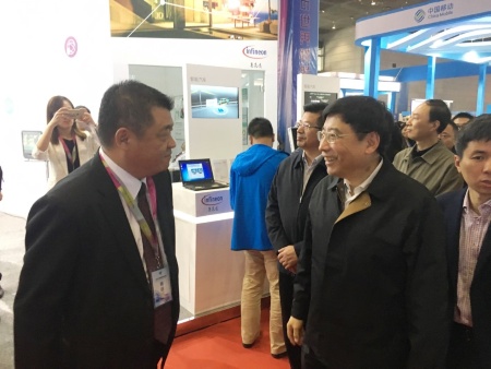 工信部部长苗圩（右）与英飞凌大中华区总裁、中国区执行董事苏华博士（左）会面