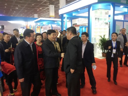 工信部部长苗圩（左）与英飞凌大中华区总裁、中国区执行董事苏华博士（右）握手