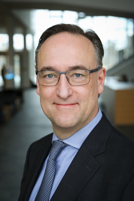Dr. Helmut Gassel, Leiter des Geschäftsbereichs Industrial Power Control der Infineon Technologies AG