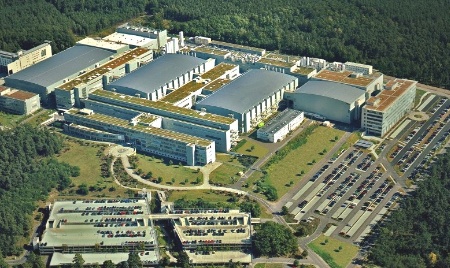 (Bild: Infineon Dresden) Im europäischen Forschungsprojekt "IMPROVE" arbeiten mit Infineon insgesamt 35 Unternehmen, Forschungsinstitute und Hochschulen daran, die Halbleiterindustrie in Europa wettbewerbsfähiger zu machen. Beteiligt sind Infineons Fertigungsstandorte in Dresden und Regensburg und im österreichischen Villach.