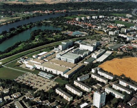 (Bild Infineon Regensburg) Im europäischen Forschungsprojekt "IMPROVE" arbeiten mit Infineon insgesamt 35 Unternehmen, Forschungsinstitute und Hochschulen daran, die Halbleiterindustrie in Europa wettbewerbsfähiger zu machen. Beteiligt sind Infineons Fertigungsstandorte in Dresden und Regensburg und im österreichischen Villach.
