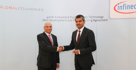 Arunjai Mittal, Mitglied des Vorstands der Infineon Technologies AG (im Bild rechts) und Ajit Manocha, CEO Globalfoundries Inc.