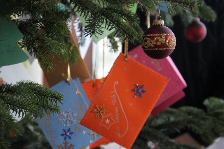 Mitarbeiterinnen und Mitarbeiter von Infineon beteiligen sich zum vierten Mal am Münchner Geschenke-Regen. Innerhalb von nur zwei Stunden waren am 7. Dezember 2012 alle 341 Weihnachtswünsche von Kindern und Jugendlichen vom großen Christbaum in der Infineon Kantine gepflückt.