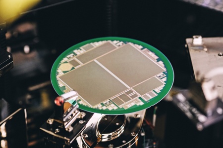 ウェハ中心部にある寸法15cm×10cmの素粒子ストリップセンサ(著作権：Infineon Technologies Austria AG.)