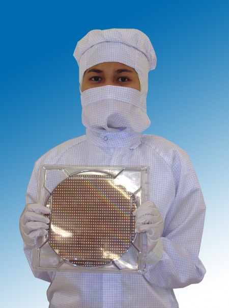 The core activity of the Kulim fab is to produce power semiconductors which enable efficient energy management, such as in power supplies or variable speed-controlled electrical drives. On 200mm wafers products, such as CoolMOS and IGBT chips for industrial applications and SMART-Power chips for use in cars, are manufactured there.<br><br>In Kulim werden hauptsächlich Leistungshalbleiter hergestellt. Diese sind Grundlage für effizientes Energiemanagement z. B. in Schaltnetzteilen oder elektrischen Antrieben. Neben CoolMOS- und IGBT-Chips für Industrie-Applikationen werden in Kulim unter anderem SMART-Power-Chips für den Einsatz in Autos gefertigt.