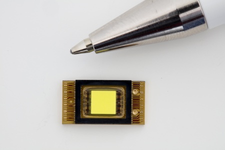 Der LED-Chip mit 1.024 einzeln ansteuerbaren Lichtpunkten ist etwa so groß wie ein Fingernagel. Die Kombination von drei solchen LED-Chips ermöglicht eine Auflösung von 3.072 Pixel je Scheinwerfer. (Bild: OSRAM Licht AG)