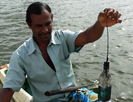 斯里兰卡渔民利用煤油灯光吸引虾