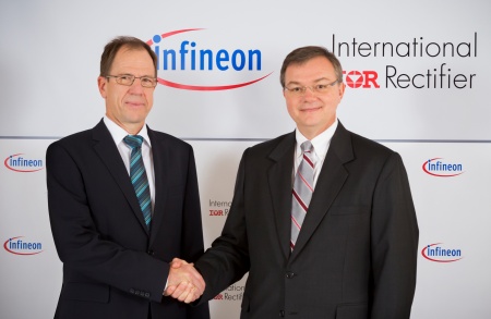 Dr. Reinhard Ploss, Vorsitzender des Vorstands der Infineon Technologies AG, und Oleg Khaykin, President und CEO von International Rectifier (von links) 