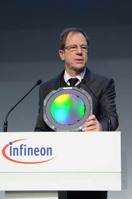Dr. Reinhard Ploss, Vorstandsvorsitzender der Infineon Technologies AG, zeigt einen Wafer.