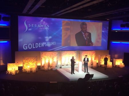 Thomas Fitzek, Vice President Marketing der Division Chip Card & Security, erhält den "Golden SESAMES" für Infineon.