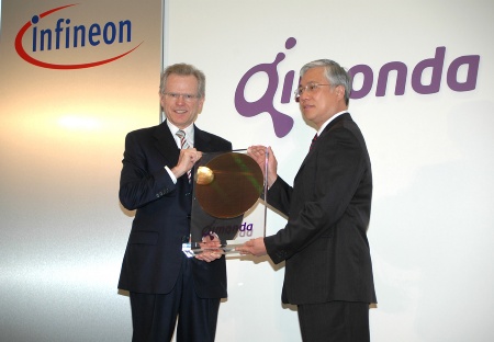 CEO Dr. Wolfgang Ziebart (left) of Infineon Technologies AG and Kin Wah Loh, CEO-designate of Qimonda AG<br><br>Dr. Wolfgang Ziebart (links), Vorstandsvorsitzender der Infineon Technologies AG und Kin Wah Loh, designierter Vorstandsvorsitzender der Qimonda AG