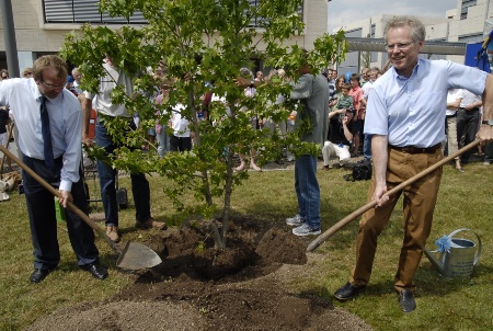 Im Rahmen der Einweihungsfeier planzte der Vorstandsvorsitzende Dr. Ziebart einen Baum.