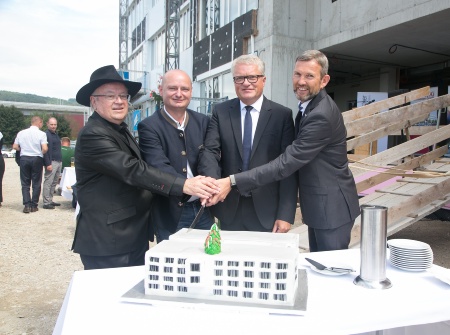 From left to right: Architect Prof. Kaufmann, Deputy Mayor Markus Hein, Mayor Klaus Luger, Infineon DICE CEO Manfred Ruhmer