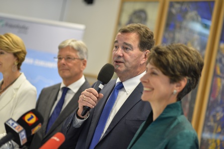 Governor Peter Kaiser, Fraunhofer Austria Managing Director Wilfried Sihn and Infineon Austria CEO Sabine Herlitschka are delighted that the Fraunhofer Austria Innovation Center KI4LIFE has been brought to Carinthia. Copyright: Fraunhofer Austria 