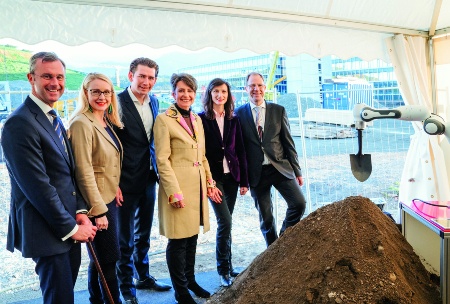 At the official groundbreaking ceremony (f.l.t.r.): Norbert Hofer, Austrian Federal Minister for Transport, Innovation and Technology, Margarete Schramböck, Austrian Federal Minister for Digital and Economic Affairs, Austrian Chancellor Sebastian Kurz, Sabine Herlitschka, CEO of Infineon Austria, Mariya Gabriel, EU Commissioner for Digital Economy and Society, and Reinhard Ploss, CEO of Infineon Technologies AG.