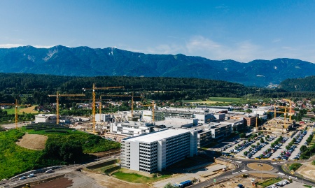 Construction sites and multi-story car park: View of the Infineon site in Villach with the multi-story car park (in the foreground) and view of the construction site of the research building (construction site on the right) and the chip factory (construction site on the left).