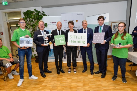 The initiators and supporters of the Smart Learning pilot classes are framed by two HTL students. F.l.t.r.: Klaus Peter Haber, Robert Klinglmair (Education Department of Carinthia); Sabine Herlitschka, CEO Infineon Austria; Governor of Carinthia Peter Kaiser; Klemens Riegler-Picker, Head of Section of the Ministry of Education, Science and Research. Copyright: Landespressedienst Kärnten / Helge Bauer 