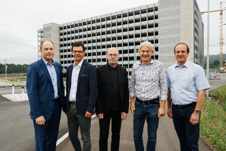 Opening of the multi-story car park (f.l.t.r.): Oliver Heinrich, CFO Infineon Technologies Austria AG, Gerald Gaber, client representative, Arch. Reinhold Wetschko, Michael Eder, poject manager Infineon, and Central Works Council Member Gerhard Kuchling .